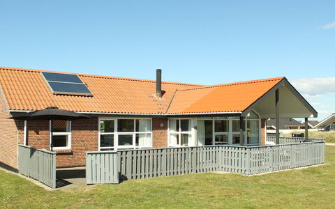 Gottfreda - 330M to the Fjord: Gras, Haus, Dach, Zuhause, Wohngebiet, Hütte, Grundstueck, Rasen, Veranda, Estate