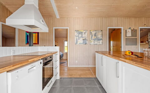 Hjalma - from the Sea: Küche, Flooring, Holz, Countertop, Fussboden, Holzboden, Interior Design, Küchengerät, Decke, Cabinetry