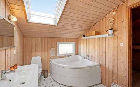 Hjalma - from the Sea: Armatur, Flooring, Fussboden, Interior Design, Holz, Badewanne, Decke, Badezimmer, Installation, Zapfhahn