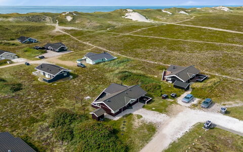 Thrugot - from the Sea: Strauch, Urban Design, Ground, Backstein, Wohnung, Estate, Mauerwerk, Balkon, Landscaping