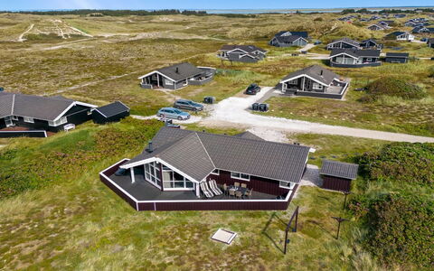 Thrugot - from the Sea: Strauch, Urban Design, Ground, Backstein, Wohnung, Estate, Mauerwerk, Balkon, Landscaping