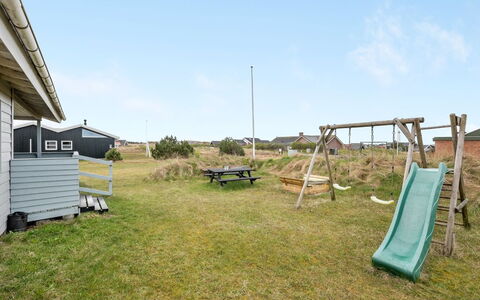 Trineke - from the Sea: Gras, Haus, Dach, Zuhause, Hütte, Strauch, Grundstueck, Ländliches Gebiet, Bauernhaus, Ground