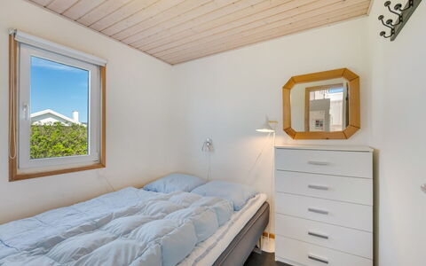 Ingborg - 150M from the Sea: Wand, Interior Design, Holz, Decke, Schlafzimmer, Fussboden, Flooring, Bett, Beleuchtung, Zimmer