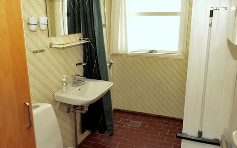 Holte - 700M to the Fjord: Bad Sink, Badezimmer, Armatur, Wand, Flooring, Fussboden, Sinken, Holz, Interior Design, Zapfhahn