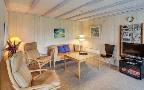 Holte - 700M to the Fjord: Holz, Interior Design, Möbel, Decke, Flooring, Fussboden, Zimmer, Wohnzimmer, Couch, Bilderrahmen