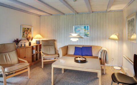 Holte - 700M to the Fjord: Möbel, Interior Design, Flooring, Holz, Fussboden, Decke, Zimmer, Couch, Wohnzimmer, Bilderrahmen