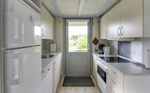 Holte - 700M to the Fjord: Flooring, Fussboden, Interior Design, Küche, Countertop, Küchengerät, Major Appliance, Haushaltsgerät, Cabinetry, Aluminium