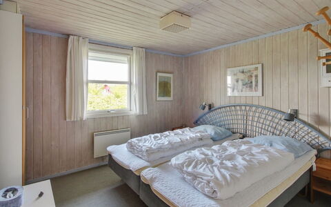 Holte - 700M to the Fjord: Schlafzimmer, Bett, Holz, Bettdecke, Bedding, Decke, Interior Design, Bettrahmen, Möbel, Fussboden