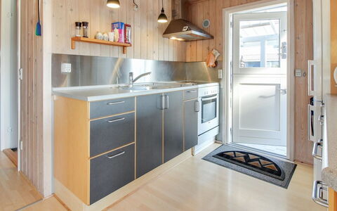 Maika - 800M to the Fjord: Küche, Countertop, Flooring, Küchengerät, Holz, Major Appliance, Interior Design, Cabinetry, Fussboden, Möbel