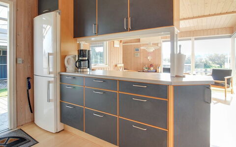 Maika - 800M to the Fjord: Interior Design, Möbel, Küche, Countertop, Holz, Flooring, Cabinetry, Küchengerät, Fussboden, Beleuchtung