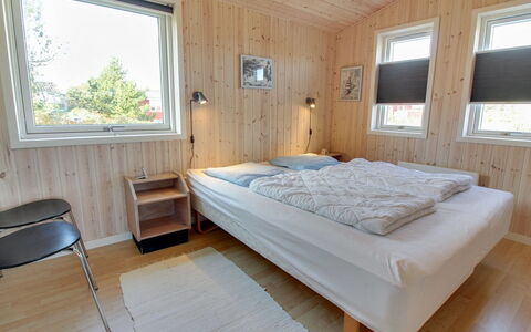 Maika - 800M to the Fjord: Schlafzimmer, Holz, Bett, Interior Design, Flooring, Bettdecke, Fussboden, Decke, Bedding, Bettrahmen