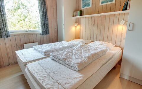 Maika - 800M to the Fjord: Bett, Schlafzimmer, Möbel, Holz, Interior Design, Bettdecke, Bedding, Flooring, Fussboden, Decke