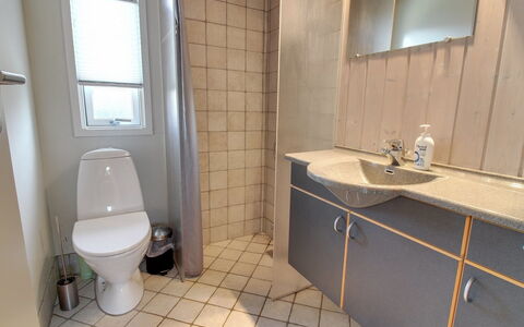 Maika - 800M to the Fjord: Armatur, Bad Sink, Badezimmer, Sinken, Flooring, Fussboden, Toilette, Toilleten Sitz, Zapfhahn, Interior Design