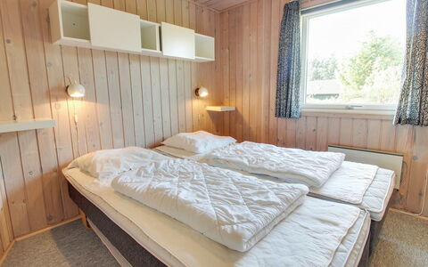 Maika - 800M to the Fjord: Holz, Schlafzimmer, Bett, Bettdecke, Bedding, Bettrahmen, Decke, Holzbeize, Linens, Hartholz
