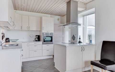 Matthias - 400M to the Fjord: Holz, Küche, Decke, Flooring, Cabinetry, Interior Design, Countertop, Fussboden, Küchengerät, Möbel