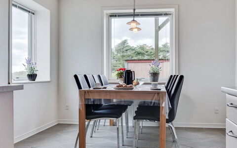 Matthias - 400M to the Fjord: Möbel, Interior Design, Flooring, Holz, Tabelle, Küche & Esszimmer Tisch, Decke, Stuhl, Fussboden, Esszimmer