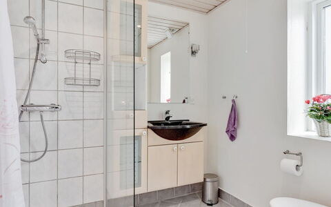 Matthias - 400M to the Fjord: Badezimmer, Armatur, Flooring, Interior Design, Fussboden, Sinken, Bad Sink, Toilette, Zapfhahn, Installation