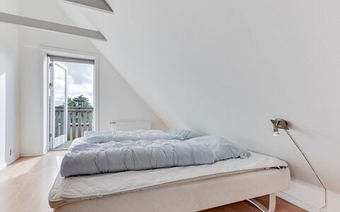 Matthias - 400M to the Fjord: Holz, Flooring, Fussboden, Möbel, Schlafzimmer, Interior Design, Bett, Holzboden, Bedding, Linens