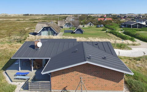 Sorella - 800M from the Sea: Haus, Dach, Zuhause, Hütte, Schuppen, Gartenbauten, Abstellgleis, Garten, Blockhaus, Hütte