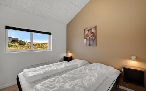 Niesina - from the Sea: Schlafzimmer, Bett, Bedding, Bettdecke, Decke, Wohnung, Bettrahmen, Kissen, Hartholz, Daylighting