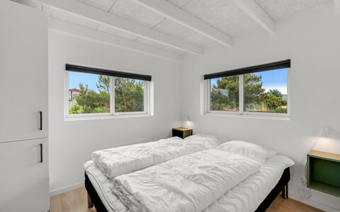 Niesina - from the Sea: Schlafzimmer, Planke, Hartholz, Bedding, Bett, Daylighting, Holzboden, Hotel