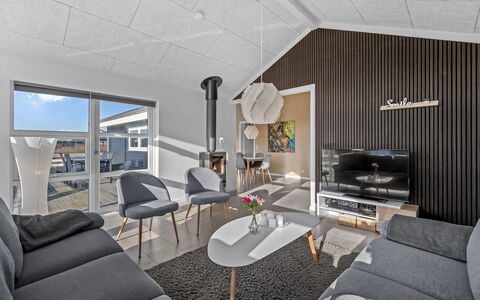 Niesina - from the Sea: Decke, Interior Design, Flooring, Fussboden, Wohnung, Wohnzimmer, Light Fixture, Haushaltsgerät, Hartholz
