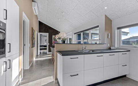 Niesina - from the Sea: Flooring, Decke, Interior Design, Fussboden, Countertop, Küche, Light Fixture, Cabinetry, Zimmer