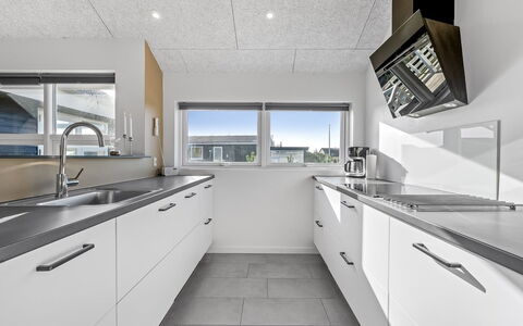 Niesina - from the Sea: Küche, Countertop, Flooring, Interior Design, Decke, Cabinetry, Fussboden, Sinken, Major Appliance, Küchengerät