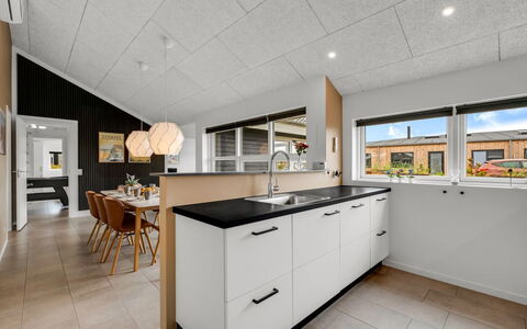 Niesina - from the Sea: Flooring, Küche, Interior Design, Decke, Holz, Countertop, Fussboden, Light Fixture, Cabinetry, Zuhause
