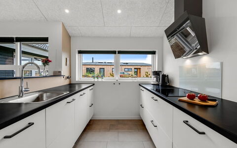 Niesina - from the Sea: Küche, Countertop, Interior Design, Decke, Flooring, Cabinetry, Light Fixture, Küchengerät, Major Appliance, Herd