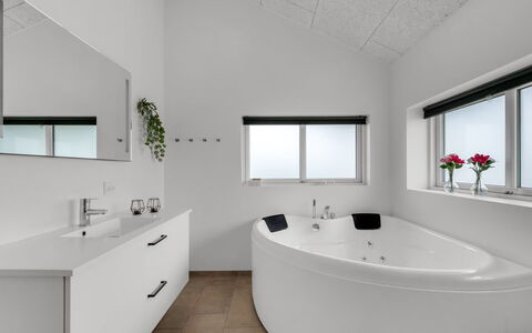 Niesina - from the Sea: Armatur, Badezimmer, Interior Design, Decke, Flooring, Badewanne, Fussboden, Zapfhahn, Sinken, Installation