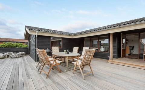 Leleks - 200M from the Sea: Strauch, Urban Design, Ground, Backstein, Wohnung, Estate, Mauerwerk, Balkon, Landscaping