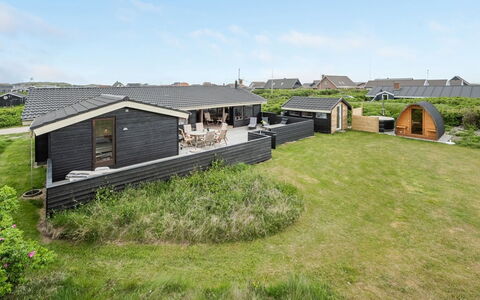 Leleks - 200M from the Sea: Strauch, Urban Design, Ground, Backstein, Wohnung, Estate, Mauerwerk, Balkon, Landscaping