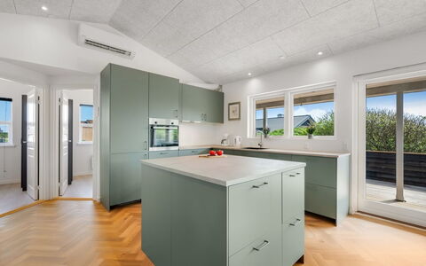 Temelko - 200M from the Sea: Flooring, Decke, Holz, Interior Design, Küche, Fussboden, Countertop, Küchengerät, Cabinetry, Major Appliance