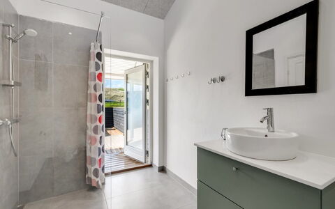 Temelko - 200M from the Sea: Flooring, Fussboden, Interior Design, Armatur, Decke, Badezimmerschrank, Badezimmer, Installation, Verbundwerkstoff, Zapfhahn