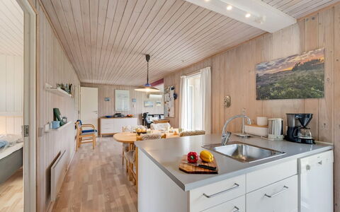 Steffen - 450M to the Fjord: Holz, Küche, Interior Design, Flooring, Countertop, Decke, Möbel, Fussboden, Zuhause, Zimmer
