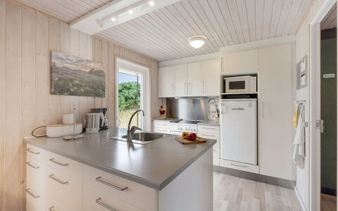 Steffen - 450M to the Fjord: Küche, Countertop, Holz, Flooring, Interior Design, Küchengerät, Fussboden, Decke, Möbel, Cabinetry