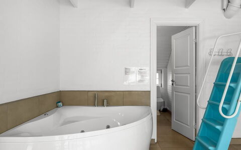 Nilla - 2.1Km from the Sea: Flooring, Interior Design, Fussboden, Armatur, Badezimmer, Decke, Installation, Zimmer, Badewanne, Zapfhahn