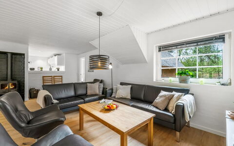 Nilla - 2.1Km from the Sea: Couch, Interior Design, Flooring, Holz, Möbel, Decke, Wohnzimmer, Fussboden, Zimmer
