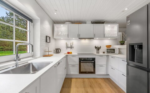 Nilla - 2.1Km from the Sea: Küche, Holz, Flooring, Decke, Countertop, Küchengerät, Interior Design, Cabinetry, Major Appliance, Haushaltsgerät