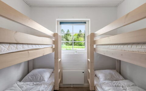 Nilla - 2.1Km from the Sea: Holz, Etagenbett, Hartholz, Schlafzimmer, Holzbeize, Planke, Wohnheim, Herberge, Bett, Bettrahmen