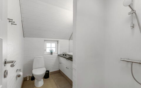 Nilla - 2.1Km from the Sea: Armatur, Flooring, Badezimmer, Fussboden, Decke, Toilette, Installation, Interior Design, Zapfhahn, Sinken