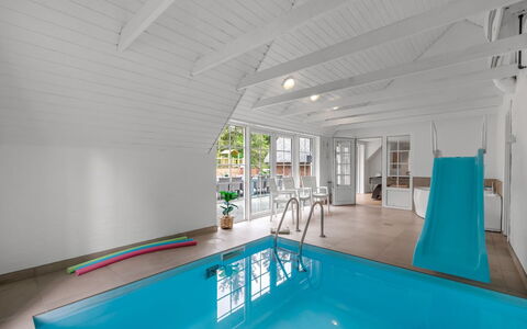 Nilla - 2.1Km from the Sea: Holz, Flooring, Fussboden, Möbel, Decke, Holzboden, Stuhl, Schwimmbad, Hartholz, Resort