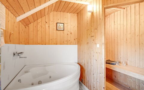 Sofie - 150M from the Sea: Badewanne, Armatur, Holz, Flooring, Badezimmer, Fussboden, Interior Design, Decke, Installation, Beleuchtung