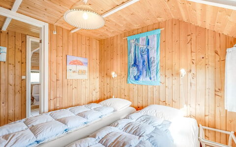 Sofie - 150M from the Sea: Holz, Schlafzimmer, Zuhause, Bett, Bedding, Bettdecke, Linens, Winter, Bettrahmen, Blockhaus