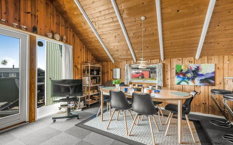 Sofie - 150M from the Sea: Holz, Decke, Interior Design, Flooring, Fussboden, Zimmer, Stuhl, Wohnzimmer, Hartholz, Küche & Esszimmer Tisch