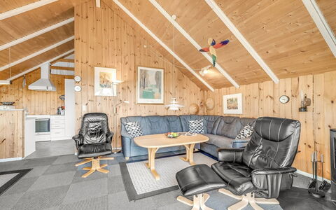 Sofie - 150M from the Sea: Holz, Decke, Zuhause, Haus, Hütte, Möbel, Blockhaus, Zimmer, Wohnzimmer, Winter