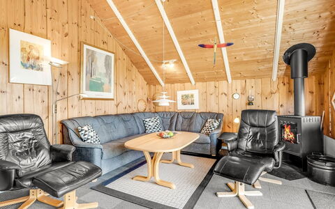 Sofie - 150M from the Sea: Holz, Möbel, Zuhause, Hütte, Haus, Decke, Blockhaus, Winter, Light Fixture, Wohnzimmer