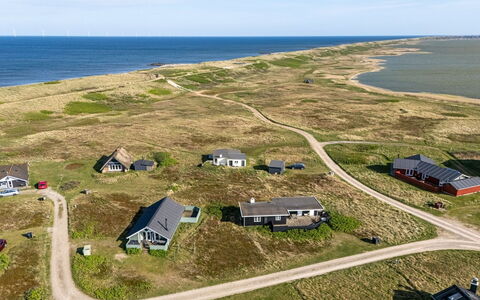 Sofie - 150M from the Sea: Zuhause, Dach, Haus, Hütte, Estate, Tür, Veranda, Abstellgleis, Bauernhaus, Schatten