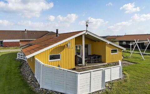 Hebba - 300M from the Sea: Strauch, Urban Design, Ground, Backstein, Wohnung, Estate, Mauerwerk, Balkon, Landscaping